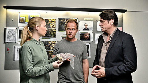 "Die Toten vom Bodensee: Fluch aus der Tiefe": Michael Oberländer (Matthias Koeberlin, M.), Hannah Zeiler (Nora Waldstätten) und Thomas Komlatschek (Hary Prinz)