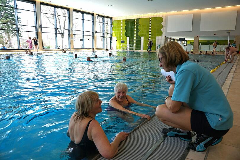 Im Gespräch mit den ersten Badegästen