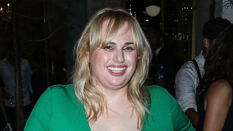 Schauspielerin Rebel Wilson setzt ihre Kurven in Szene.