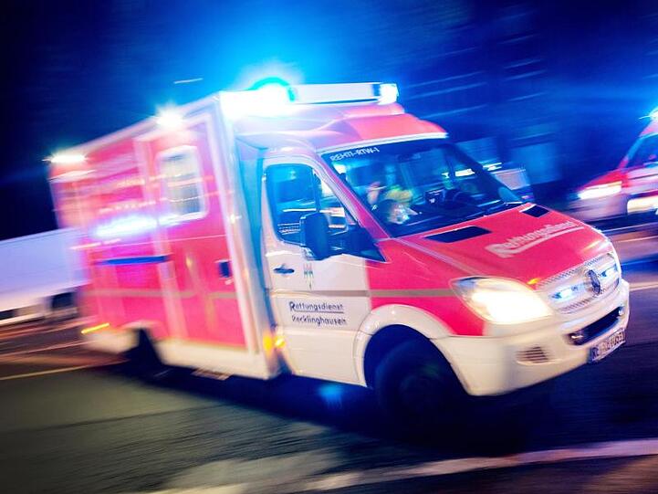 Ein Rettungswagen fährt mit Blaulicht durch eine Straße. Foto: Marcel Kusch/dpa/Symbolbild