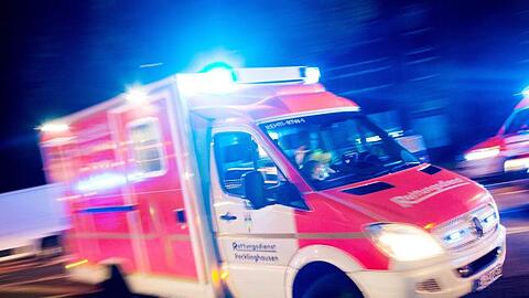 Ein Rettungswagen fährt mit Blaulicht durch eine Straße. Foto: Marcel Kusch/dpa/Symbolbild