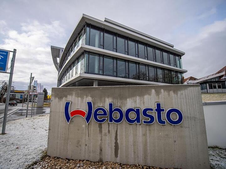Schild vor Webasto-Standort. Foto: Lino Mirgeler/dpa/Archivbild