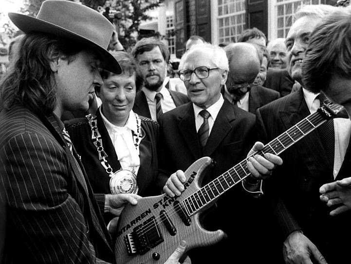Udo Lindenberg überreicht Erich Honecker 1987 in Wuppertal eine Gitarre.