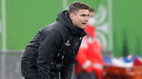 Der Nürnberger Trainer Robert Klauß beobachtet das Spiel.