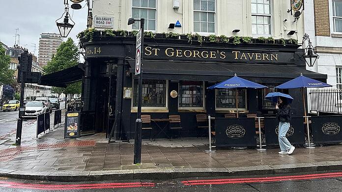 In den Londoner Pubs herrscht während der Krönung von König Charles noch gähnende Leere.