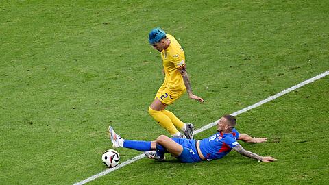 Der Slowake Lukas Haraslin (r) kommt vor Andrei Ratiu aus Rumänien an den Ball.
