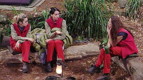 Schock im Dschungelcamp: Eine Top-Favoritin musste das Camp verlassen.