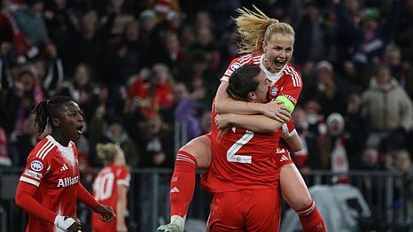 Kapit&auml;nin Glodis Viggosdottir treibt ihre Mannschaft an.