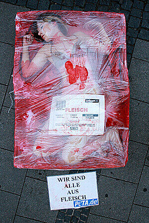 PETA setzt sich gegen den Fleischkonsum ein und möchte mit der Aktion darauf aufmerksam machen, dass auch Tiere aus Blut, Knochen und Fleisch bestehen und Ängste und Gefühle besitzen.