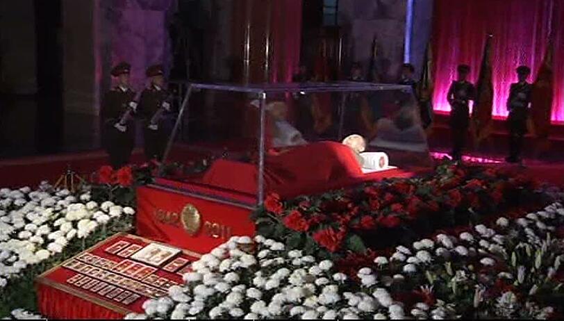 Der Leichnam des verstorbenen nordkoreanisch Diktator Kim Jong Il wurde am Dienstag in einem Glasarg öffentlich aufgebahrt.  Die Bilder von der Trauerfeier!