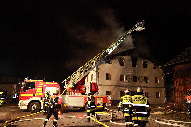 Feuerwehr im Großeinsatz: In Marienberg im Landkreis Rosenheim fing eine Photovoltaikanlage eines Bauernhofes in der Nacht Feuer.