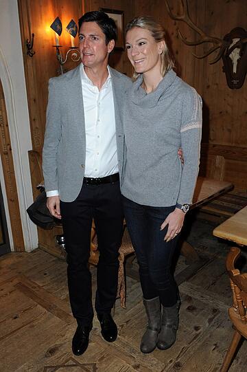 In dezentem Grau: Maria Höfl-Riesch und Ehemann Marcus Höfl.