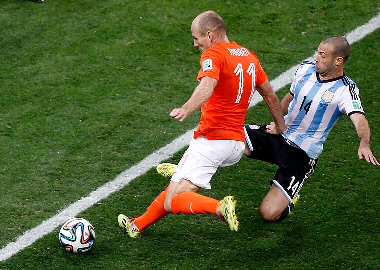 ...Bei den Argentiniern erfüllt Mascherano eine ähnliche Rolle. Er ist der heimliche Anführer, eine wahre Passmaschine und stark im Zweikampf. Unentschieden. Stand: 4,5:1,5