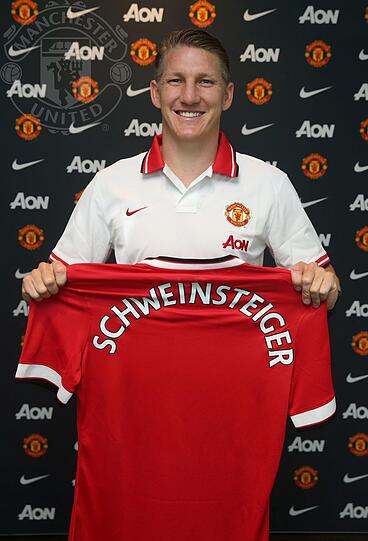 Zwar auch in rot, aber nicht mehr mit dem Wappen des FC Bayern: Am Montag präsentierte Manchester United Neuzugang Bastian Schweinsteiger zum ersten Mal in seiner neuen Arbeitskleidung.