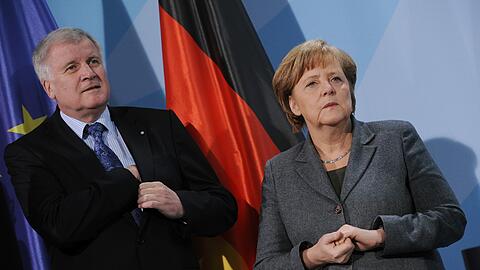 Schwierige Partnerschaft: Bayerns Ministerpräsident Horst Seehofer hat Angela Merkel nicht zum ersten Mal ein Ultimatum gestellt.