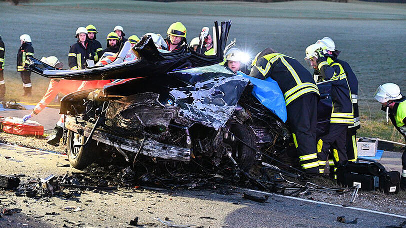 Schwerer Unfall bei Traunstein - zwei Personen schwer verletzt.