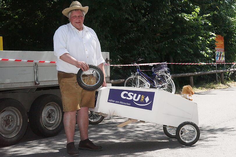 Andreas Micksch mit dem CSU Seifenkistl nach dem Unfall.