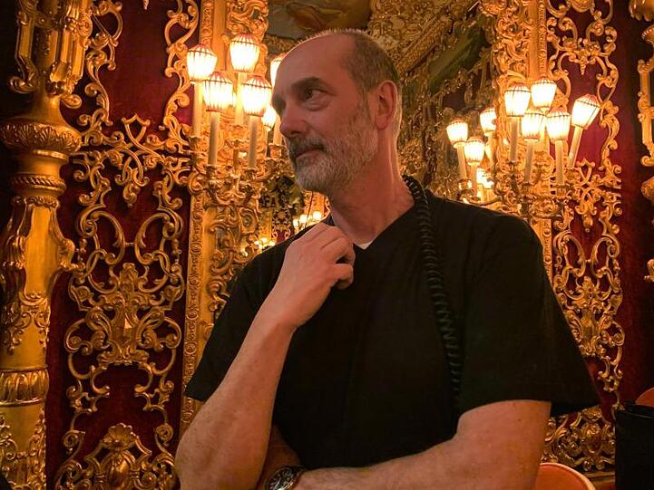 Andrea Muzzati, Technikchef der Oper von Venedig, erlebte sowohl den Brand in der Oper im Jahr 1996 als auch das Hochwasser 2019.