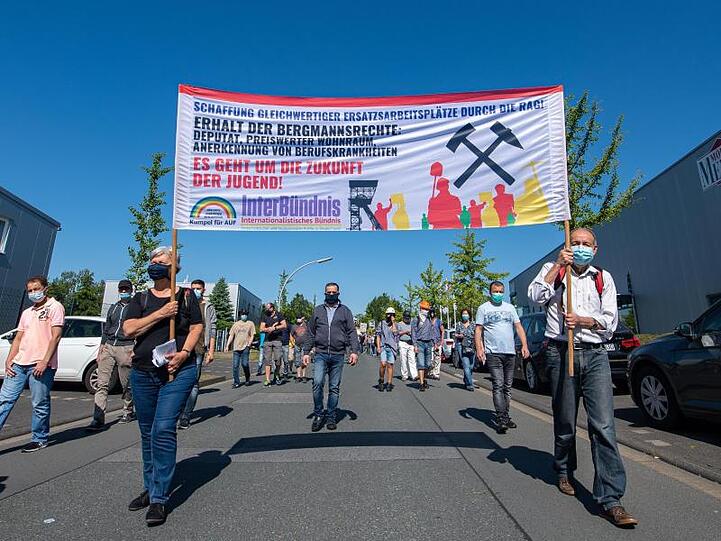 Ehemalige Bergleute gehen zum Kohlekraftwerk in Datteln und demonstrieren gegen die Inbetriebnahme.