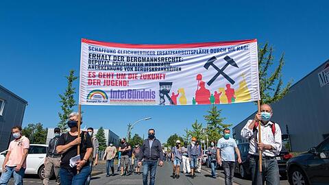Ehemalige Bergleute gehen zum Kohlekraftwerk in Datteln und demonstrieren gegen die Inbetriebnahme.