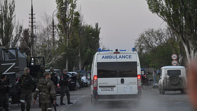 Das von der staatlichen russischen Nachrichtenagentur Sputnik veröffentlichte Bild soll einen Krankenwagen mit verwundeten ukrainischen Soldaten in Mariupol zeigen. Nach wochenlanger Blockade haben gut 260 ukrainische Soldaten nach Behördenangaben das Asow-Stahlwerk in Mariupol verlassen. Das von der staatlichen russischen Nachrichtenagentur Sputnik veröffentlichte Bild soll einen Krankenwagen mit verwundeten ukrainischen Soldaten in Mariupol zeigen. Nach wochenlanger Blockade haben gut 260 ukrainische Soldaten nach Behördenangaben das Asow-Stahlwerk in Mariupol verlassen.
