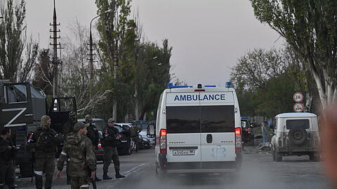 Das von der staatlichen russischen Nachrichtenagentur Sputnik veröffentlichte Bild soll einen Krankenwagen mit verwundeten ukrainischen Soldaten in Mariupol zeigen. Nach wochenlanger Blockade haben gut 260 ukrainische Soldaten nach Behördenangaben das Asow-Stahlwerk in Mariupol verlassen.