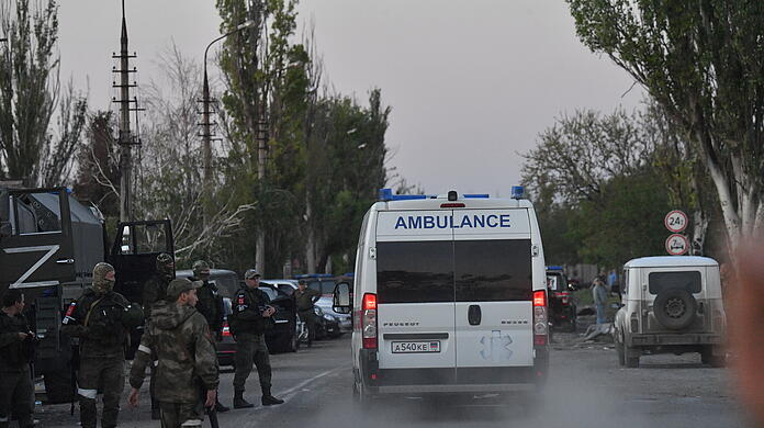 Das von der staatlichen russischen Nachrichtenagentur Sputnik veröffentlichte Bild soll einen Krankenwagen mit verwundeten ukrainischen Soldaten in Mariupol zeigen. Nach wochenlanger Blockade haben gut 260 ukrainische Soldaten nach Behördenangaben das Asow-Stahlwerk in Mariupol verlassen.