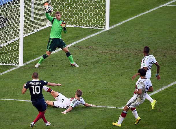 Manuel Neuer pariert den Schuss von Frankreichs Karim Benzema im WM-Viertelfinale 2014. Manuel Neuer pariert den Schuss von Frankreichs Karim Benzema im WM-Viertelfinale 2014.