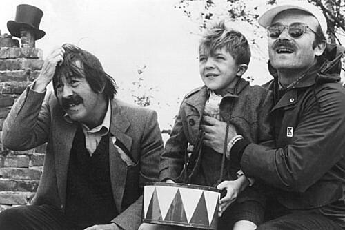 Günter Grass (l.), David Bennent und Volker Schlöndorff (Regisseur) während einer Drehpause zum Oscar-Erfolg &bdquo;Die Blechtrommel&ldquo;.