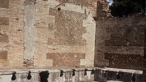 Die alten Römer saßen oft Schulter an Schulter, um ihr Geschäft zu verrichten. (Archivbild)