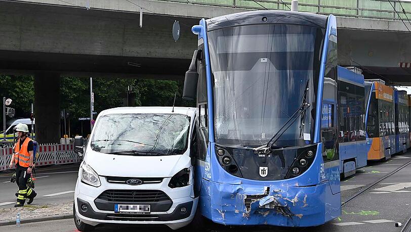 In der Landshuter Allee ist eine Tram mit einem Lieferwagen kollidiert.