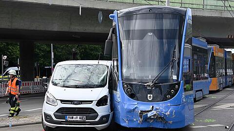 In der Landshuter Allee ist eine Tram mit einem Lieferwagen kollidiert.