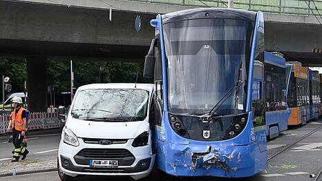 In der Landshuter Allee ist eine Tram mit einem Lieferwagen kollidiert.
