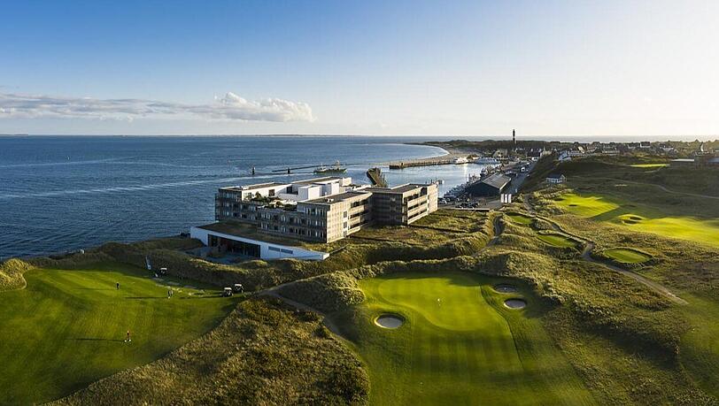 Direkt ans Hotel Budersand an der S&uuml;dspitze von Sylt schlie&szlig;t ein 18-Loch-Golfplatz an.