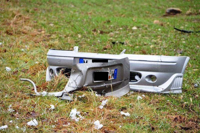 Horror-Unfall am Tag von Heiligabend: Ein Auto ist auf der B12 gegen einen Baum geschleudert. Der Insasse verbrannte im Wrack.