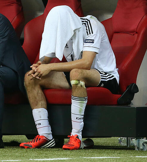 Die Enttäuschung ist Phillip Lahm ins Gesicht geschrieben, bei Thomas Müller fließen die Tränen, Mario Gomez ist entsetzt: Nach dem EM-Aus gegen Italien können's Jogis Jungs nicht fassen.