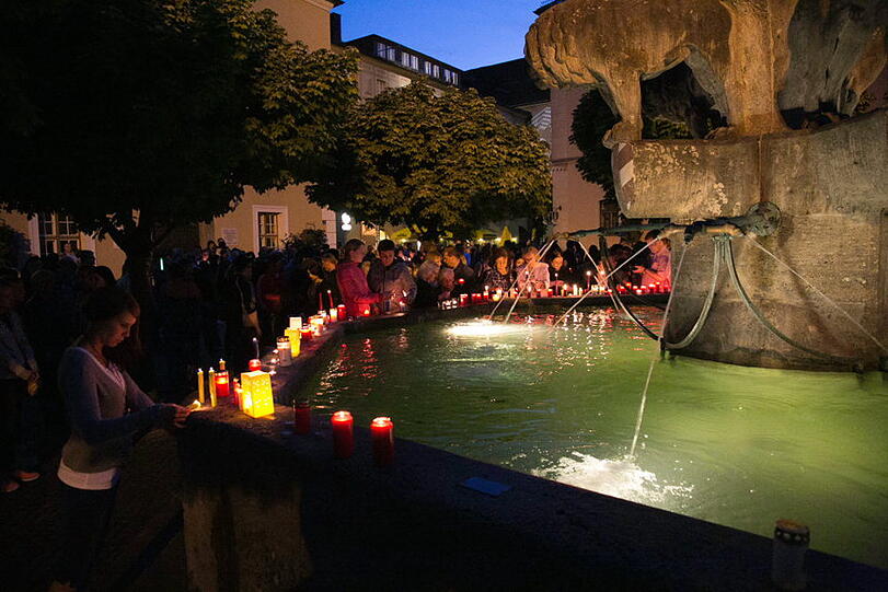 Stille Trauer und ein Zeichen gegen Gewalt: Die Bad Reichenhaller demonstrieren und zünden Kerzen an nach dem Mord in der WM-Nacht.