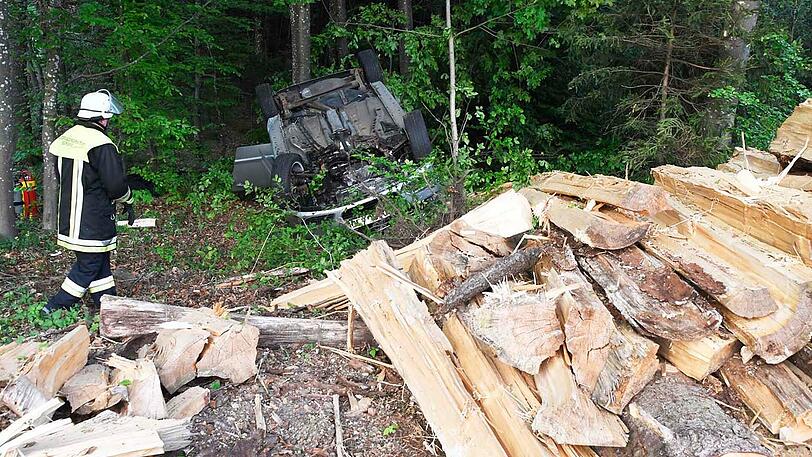 Bilder vom Unfall in Bruck, bei dem sich das Auto überschlug und der Fahrer starb.