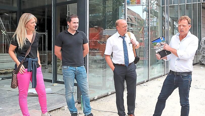 Bauherr Jens Janke (r.) mit seiner Frau, Rewe-Markt-Chef Tobias Buchner (2.v.l) und Landshuter-Mitte-Stadtrat Hans-Peter Summer. Bauherr Jens Janke (r.) mit seiner Frau, Rewe-Markt-Chef Tobias Buchner (2.v.l) und Landshuter-Mitte-Stadtrat Hans-Peter Summer.