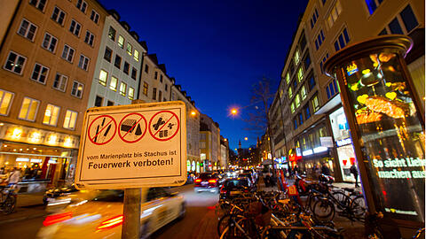 Etliche Warnschilder weisen heuer auf die neue Regelung hin: Vom Marienplatz bis Stachus und am Viktualienmarkt ist Feuerwerk verboten