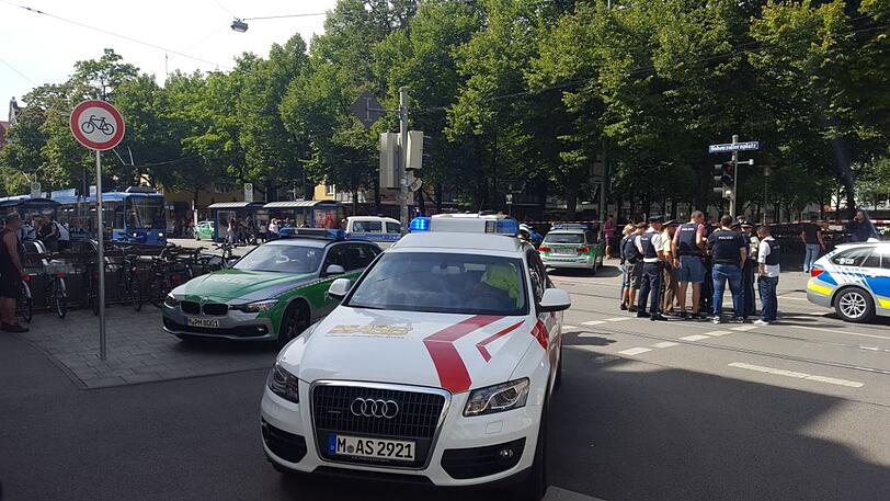 Ein Großaufgebot der Polizei sucht derzeit das Gebiet zwischen Josephsplatz und Hohenzollernplatz ab.