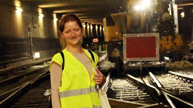 AZ-Reporterin Emily Engels schautsich nachts die Arbeiten an.