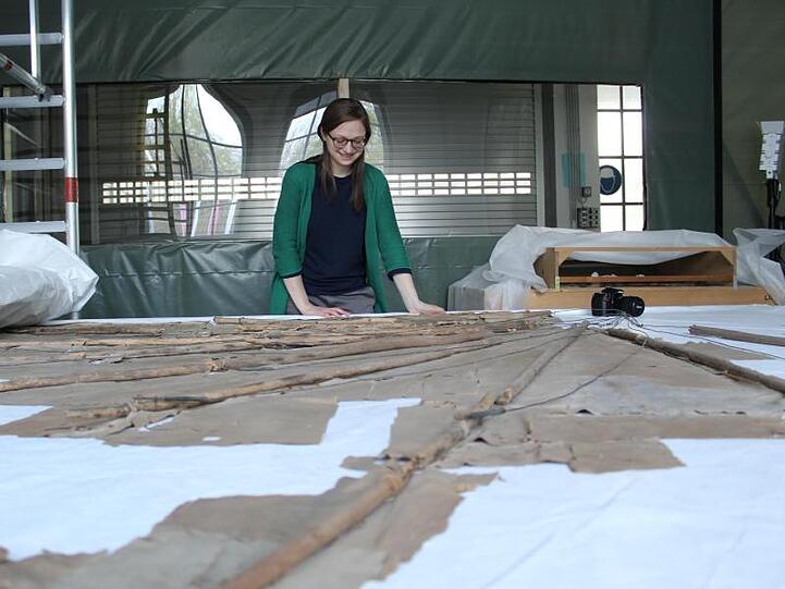 Charlotte Holzer restauriert den Segelapparat von Otto Lilienthal. Foto: Gerrit Faust/Deutsches Museum/dpa/Archivbild