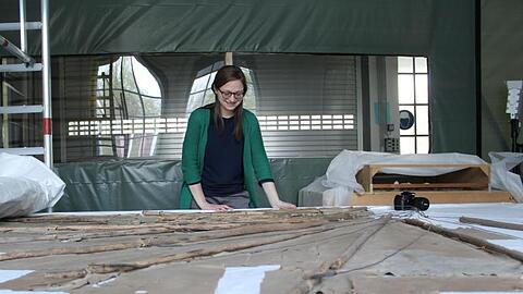 Charlotte Holzer restauriert den Segelapparat von Otto Lilienthal. Foto: Gerrit Faust/Deutsches Museum/dpa/Archivbild