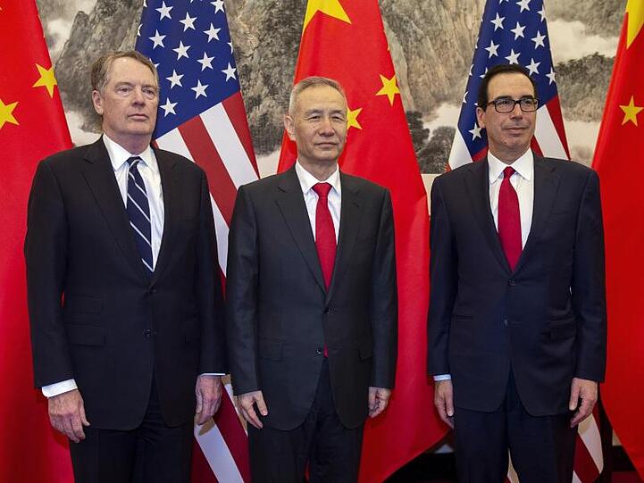 Chinas Vize-Premierminister Liu He zusammen mit dem US-Handelsbeauftragten Robert Lighthizer und Finanzminister Steven Mnuchin in einem Pekinger Staatsgästehaus.