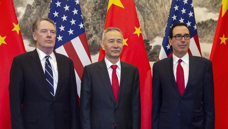 Chinas Vize-Premierminister Liu He zusammen mit dem US-Handelsbeauftragten Robert Lighthizer und Finanzminister Steven Mnuchin in einem Pekinger Staatsgästehaus. Chinas Vize-Premierminister Liu He zusammen mit dem US-Handelsbeauftragten Robert Lighthizer und Finanzminister Steven Mnuchin in einem Pekinger Staatsgästehaus.