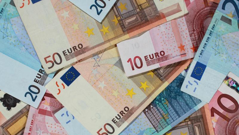 Euro-Banknoten. Foto: Jens Wolf/dpa-Zentralbild/dpa/Symbolbild