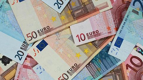 Euro-Banknoten. Foto: Jens Wolf/dpa-Zentralbild/dpa/Symbolbild