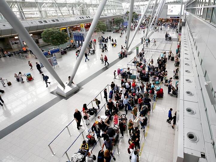 Check-In-Schalter am Düsseldorfer Flughafen.