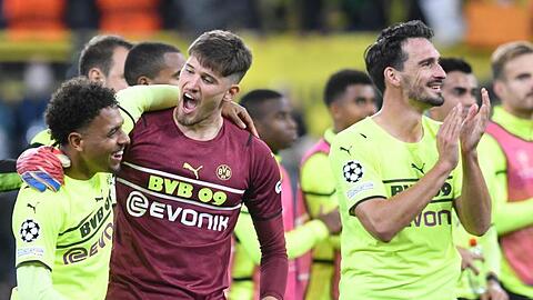 Die Dortmunder um Matchwinner Donyell Malen (l) feiern den Heimsieg.
